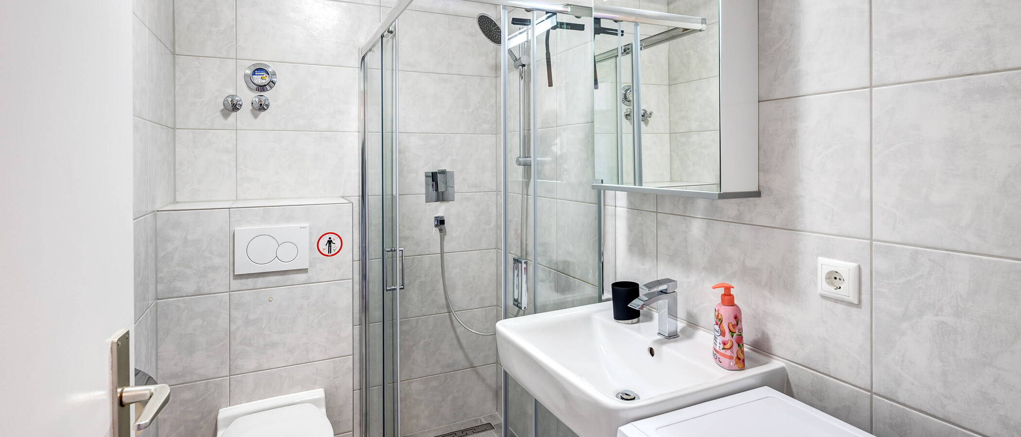 apartment München Neuhausen 01 bathroom 13948