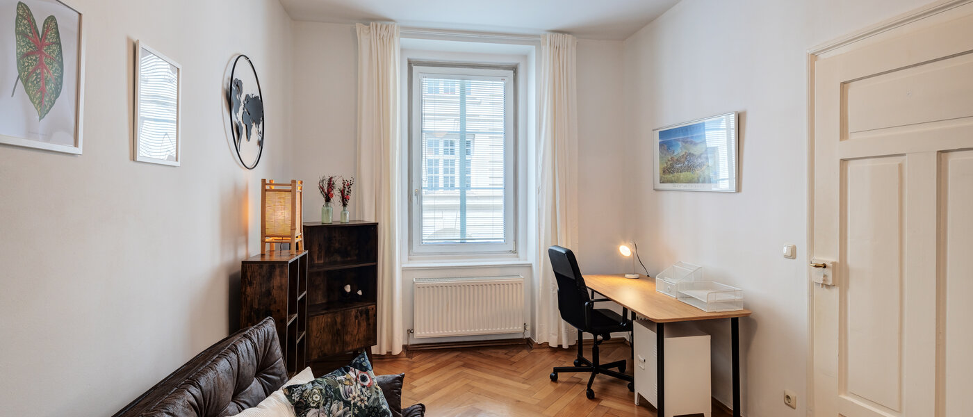 apartment München Altstadt 02 Workspace/Guestroom 14028