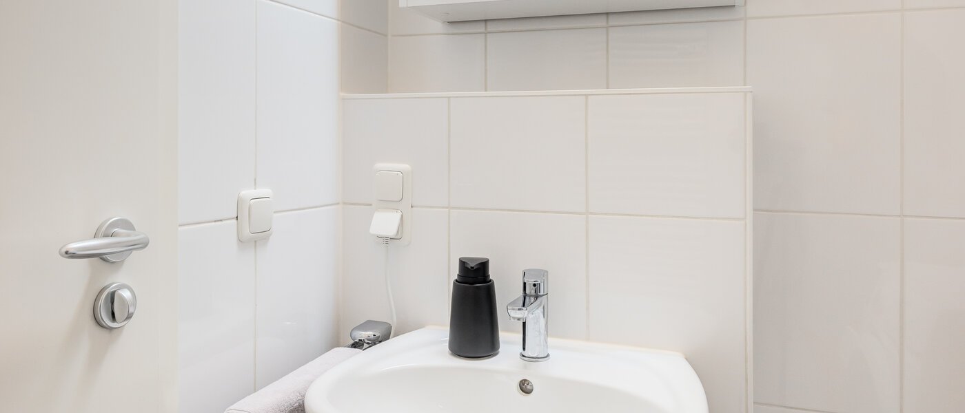 apartment München Neuhausen 03 guest toilet 14083