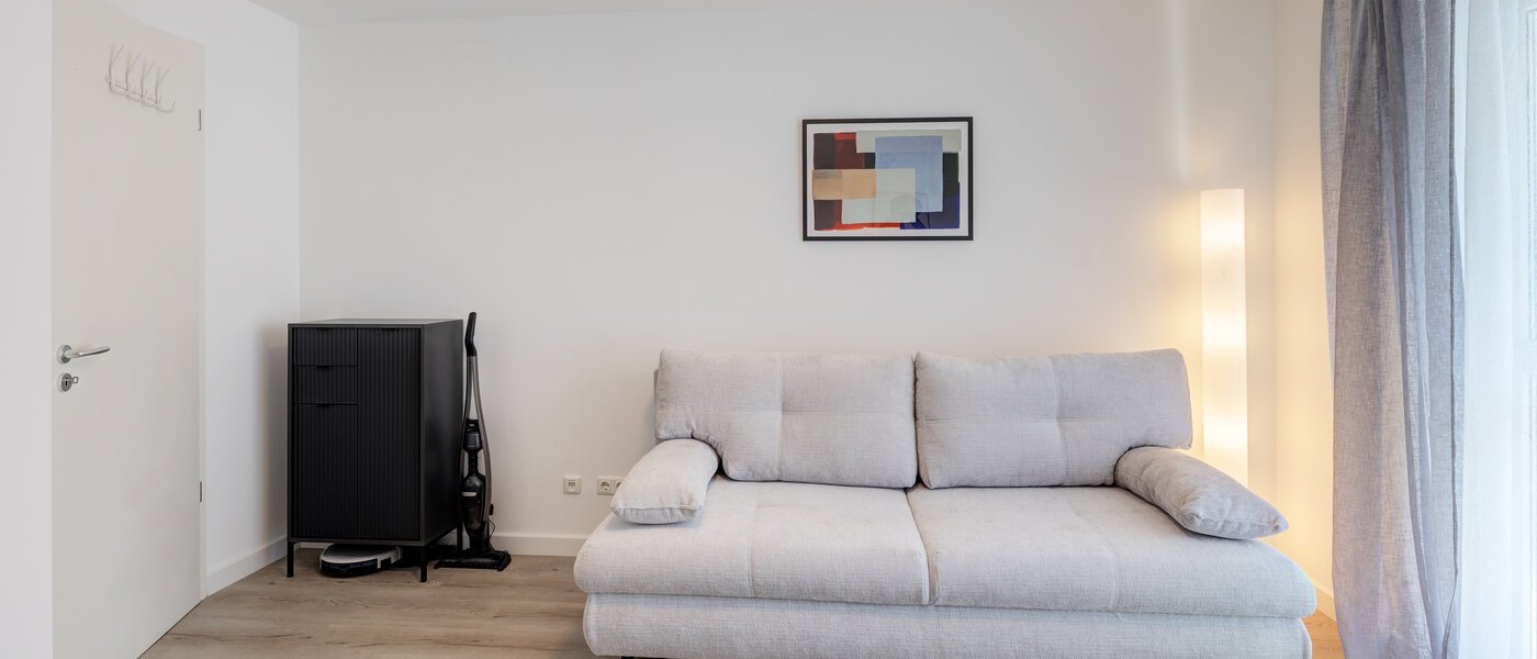 apartment München Neuhausen 02 Workspace/Guestroom 14083