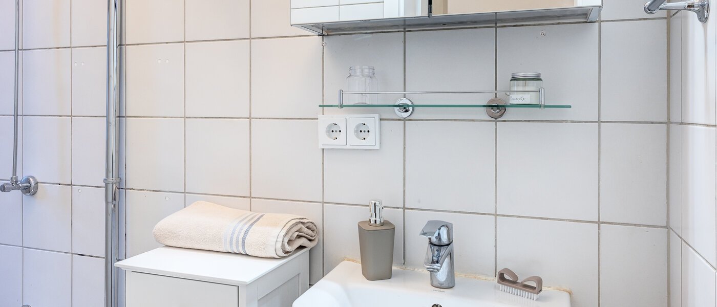 studio München Neuhausen 02 bathroom 14110