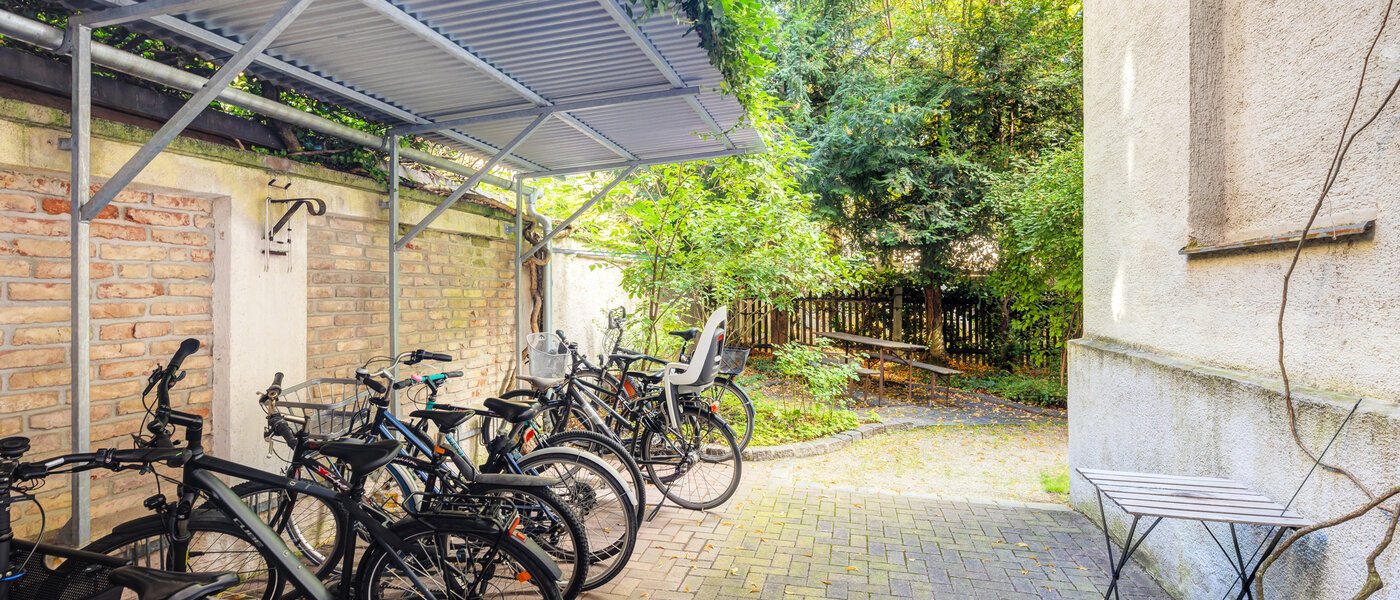 studio München Neuhausen 01 inner courtyard  14110