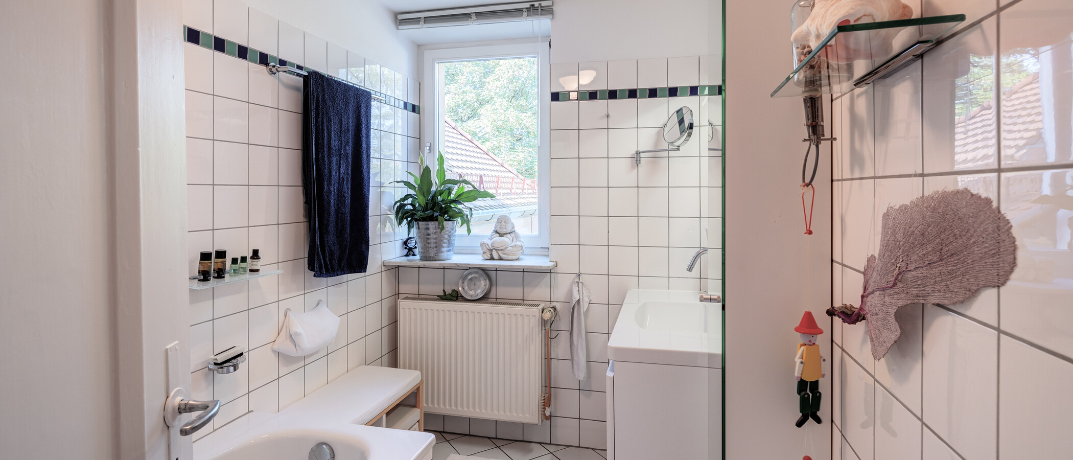 attic apartment München Neuhausen 01 bathroom 14119