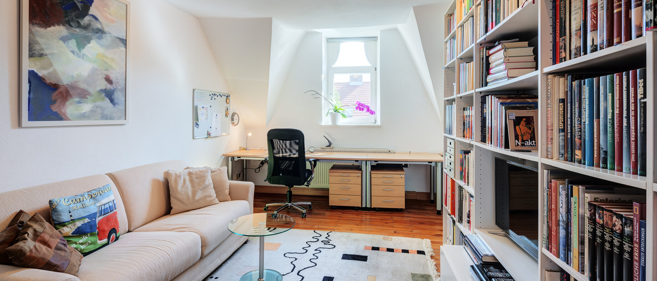 attic apartment München Neuhausen 01 Workspace/Guestroom 14119