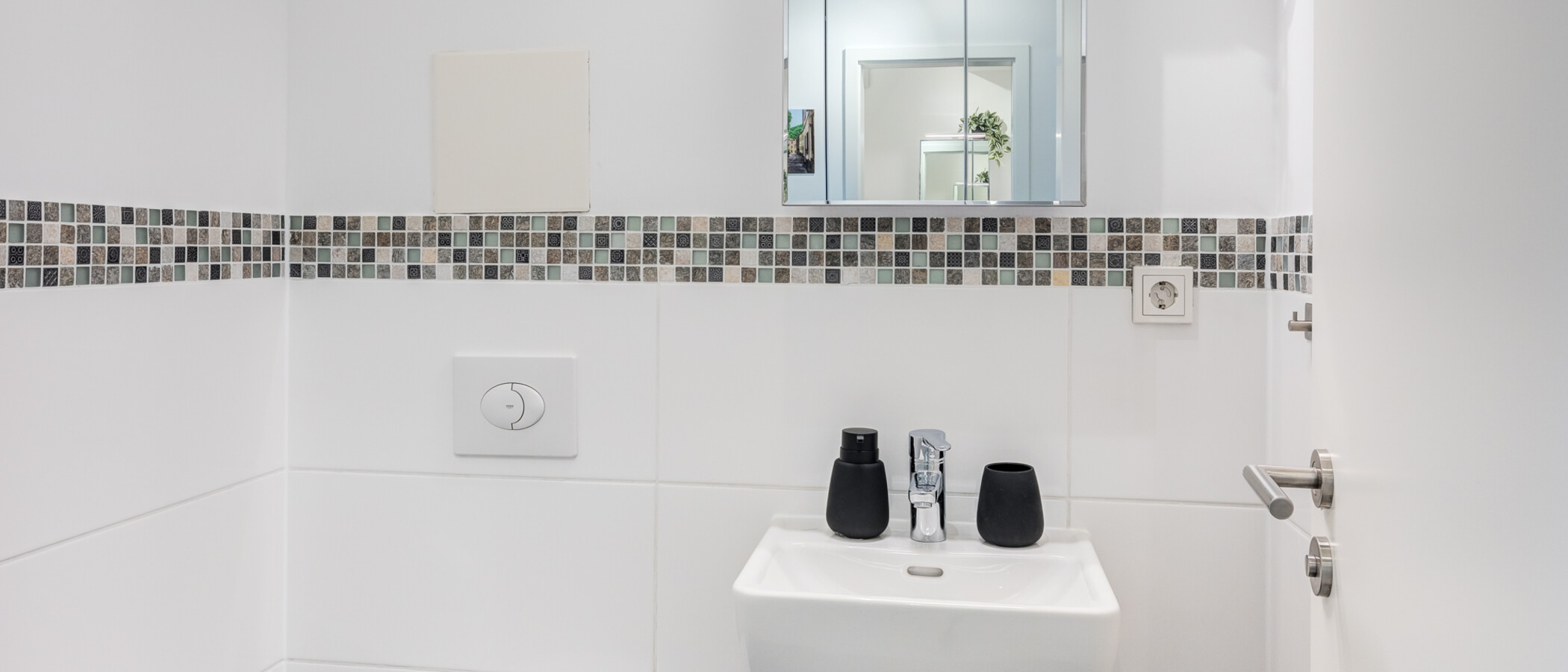 apartment Unterhaching 01 guest toilet 14158