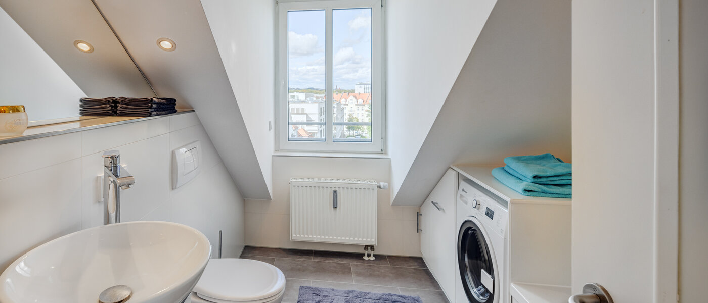attic apartment München Bogenhausen 01 bathroom 14171