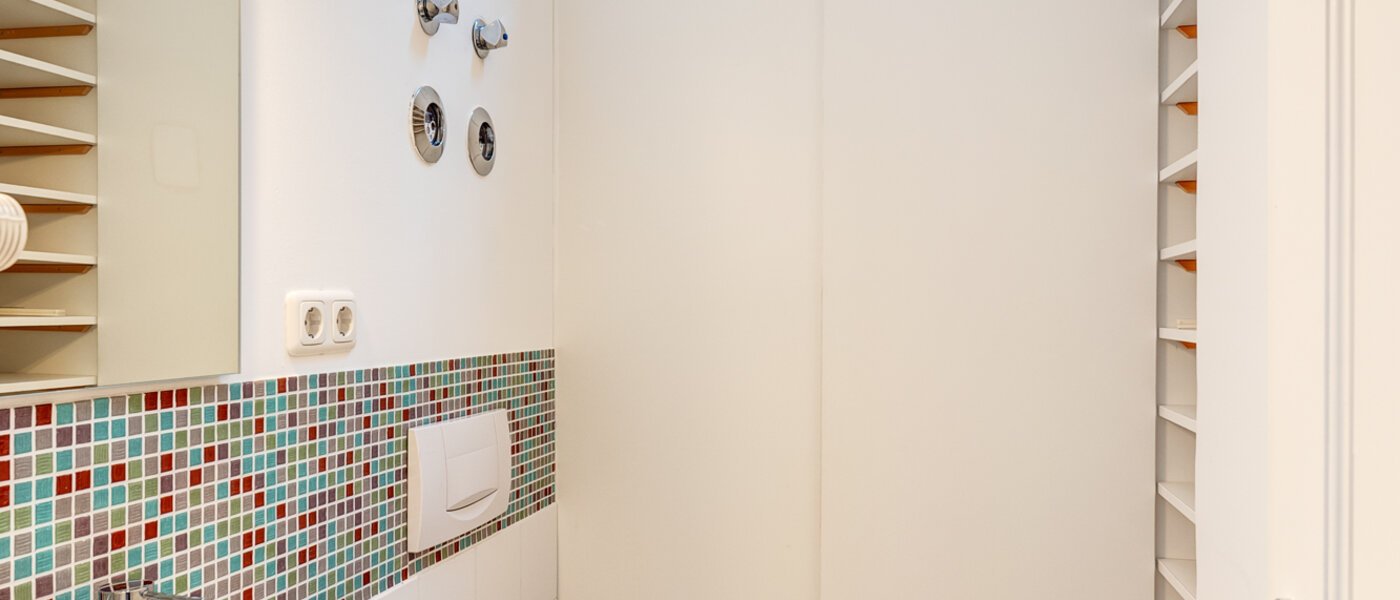 attic apartment München Isarvorstadt 01 guest toilet 14172