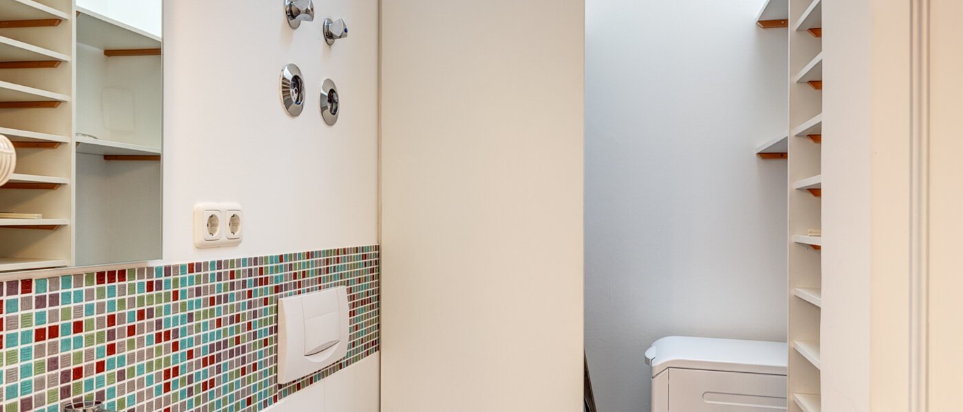 attic apartment München Isarvorstadt 02 guest toilet 14172