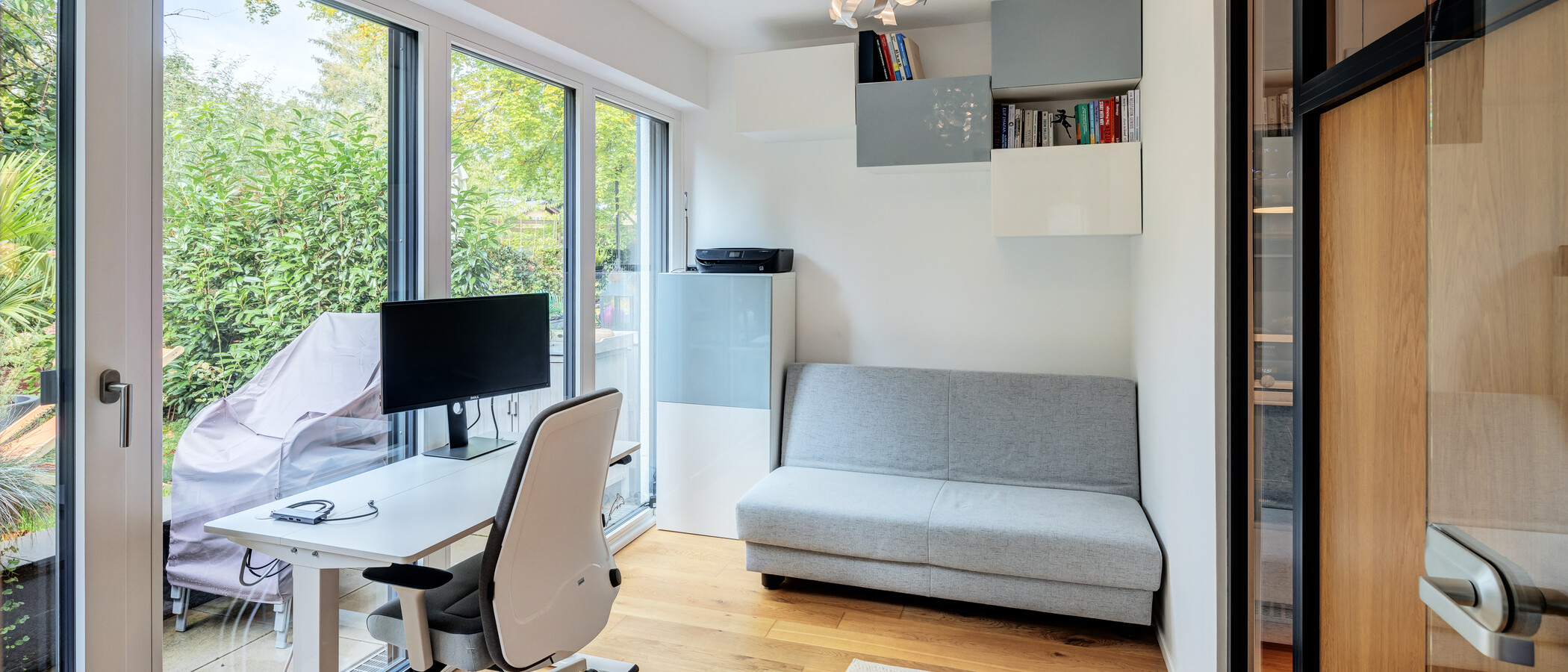 apartment with garden 	 München Solln 01 Workspace/Guestroom 14197