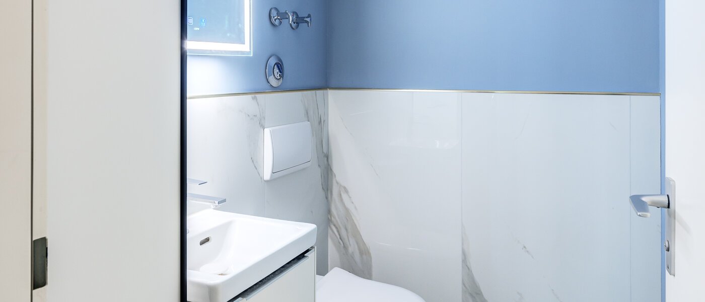 apartment München Oberföhring 01 guest toilet 14301