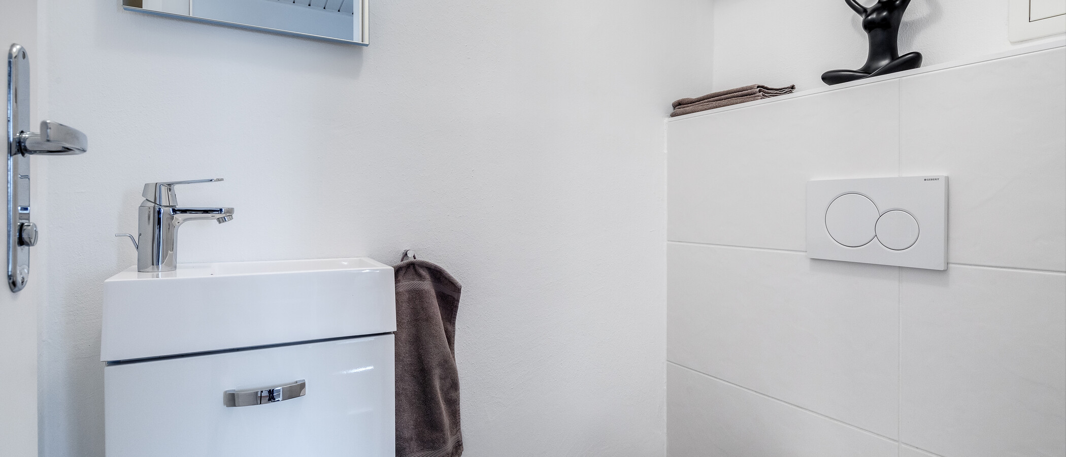 apartment München Schwabing-Georgenschwaige 01 separate toilet 1443