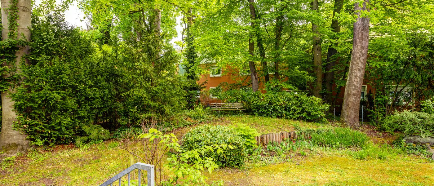 apartment München Solln 01 communal garden 14430