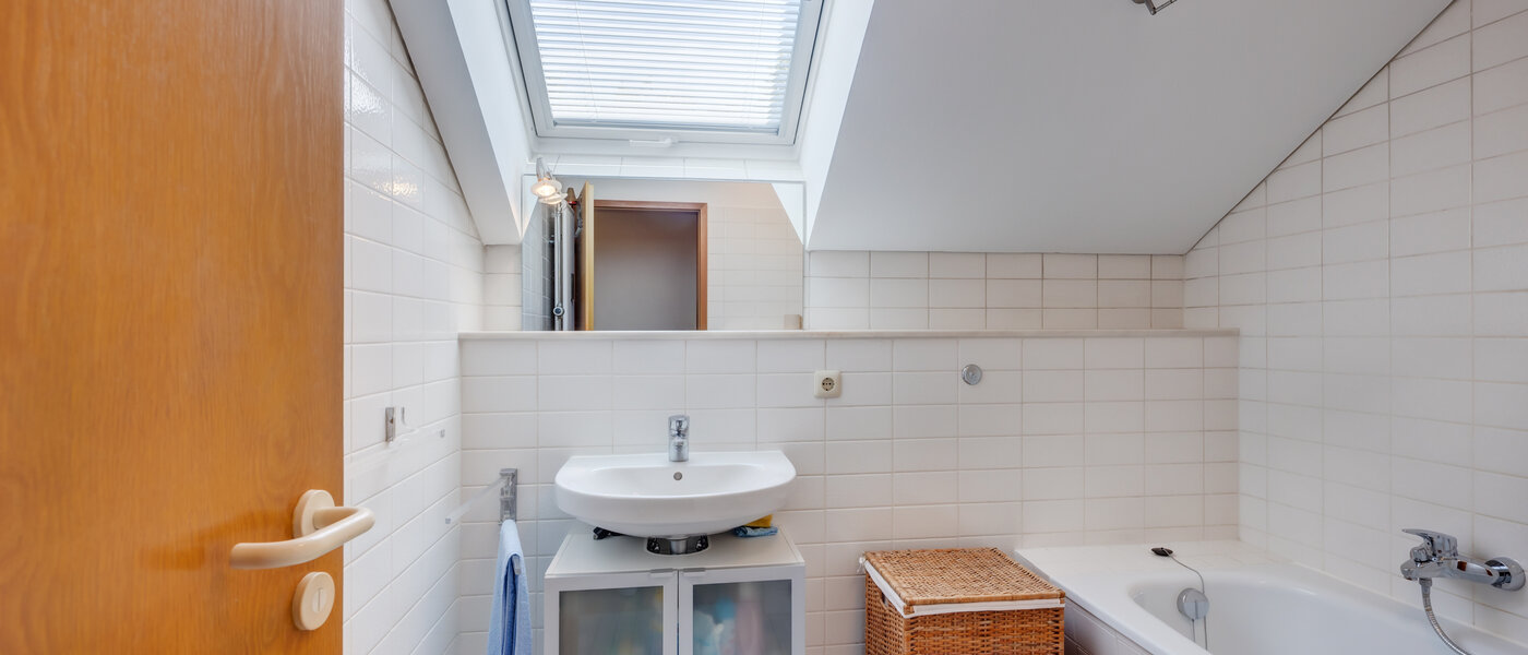 attic apartment München Harlaching 01 bathroom 14501