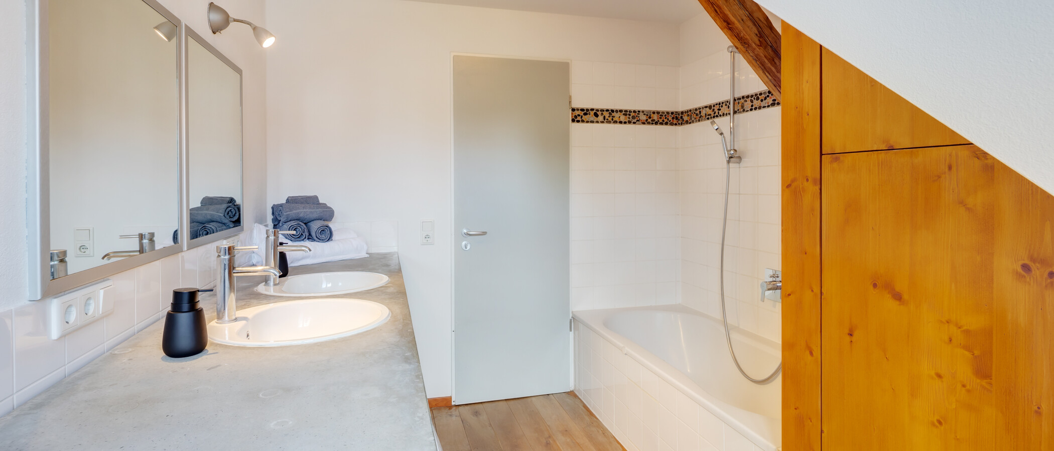 attic apartment München Dreimühlenviertel 03 1. bathroom 14505