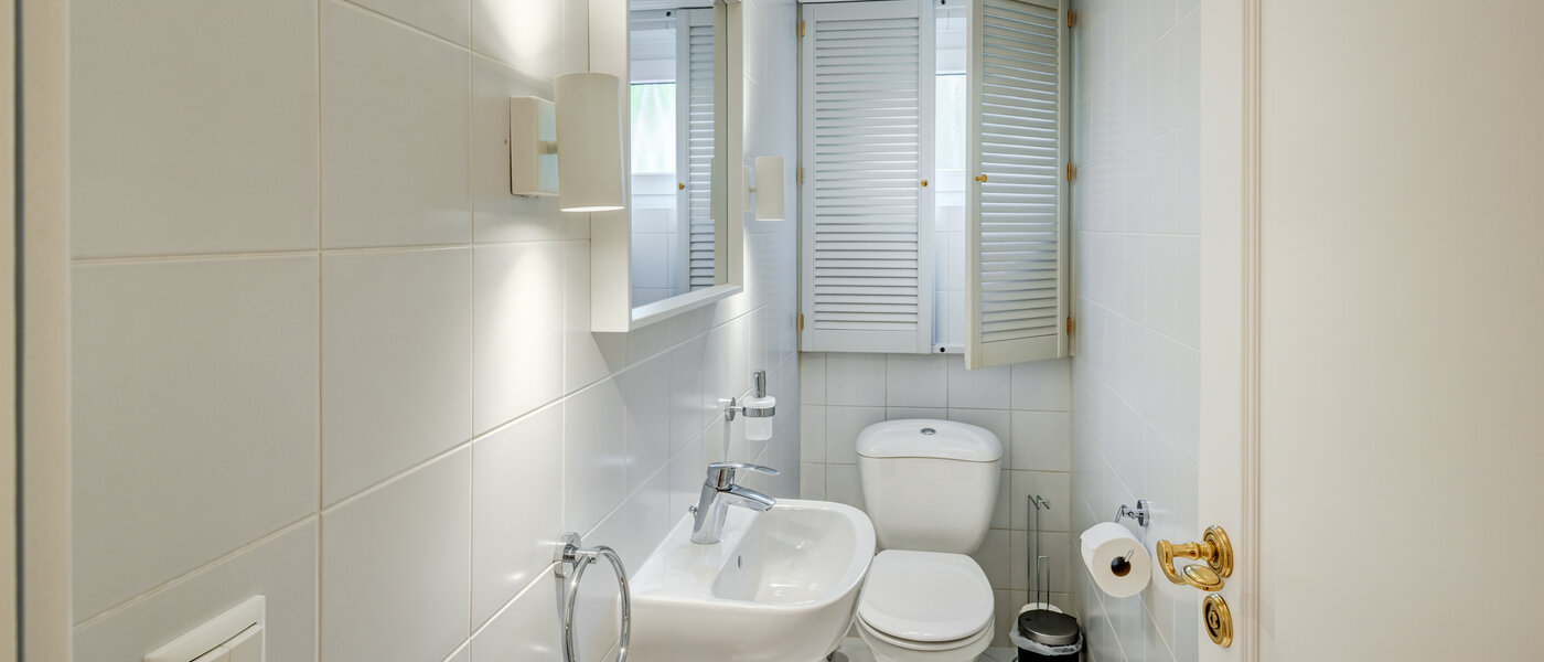 apartment München Solln 01 guest toilet 14509