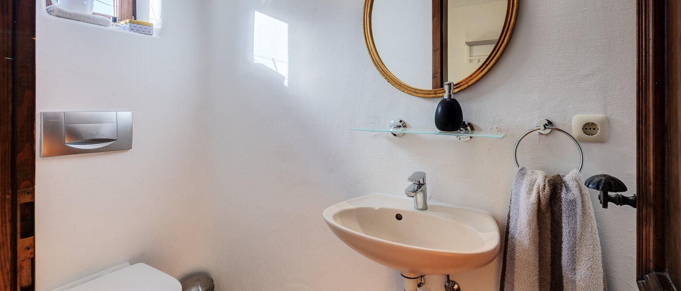 semi-detached house München Obersendling 01 guest toilet 14567