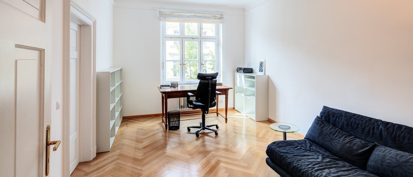 apartment München Lehel 01 Workspace/Guestroom 14572