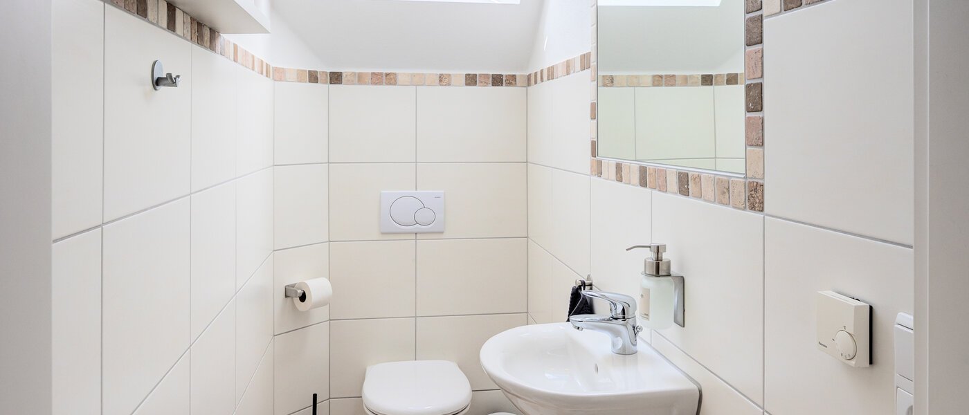 maisonette Gröbenzell 01 guest toilet 14575