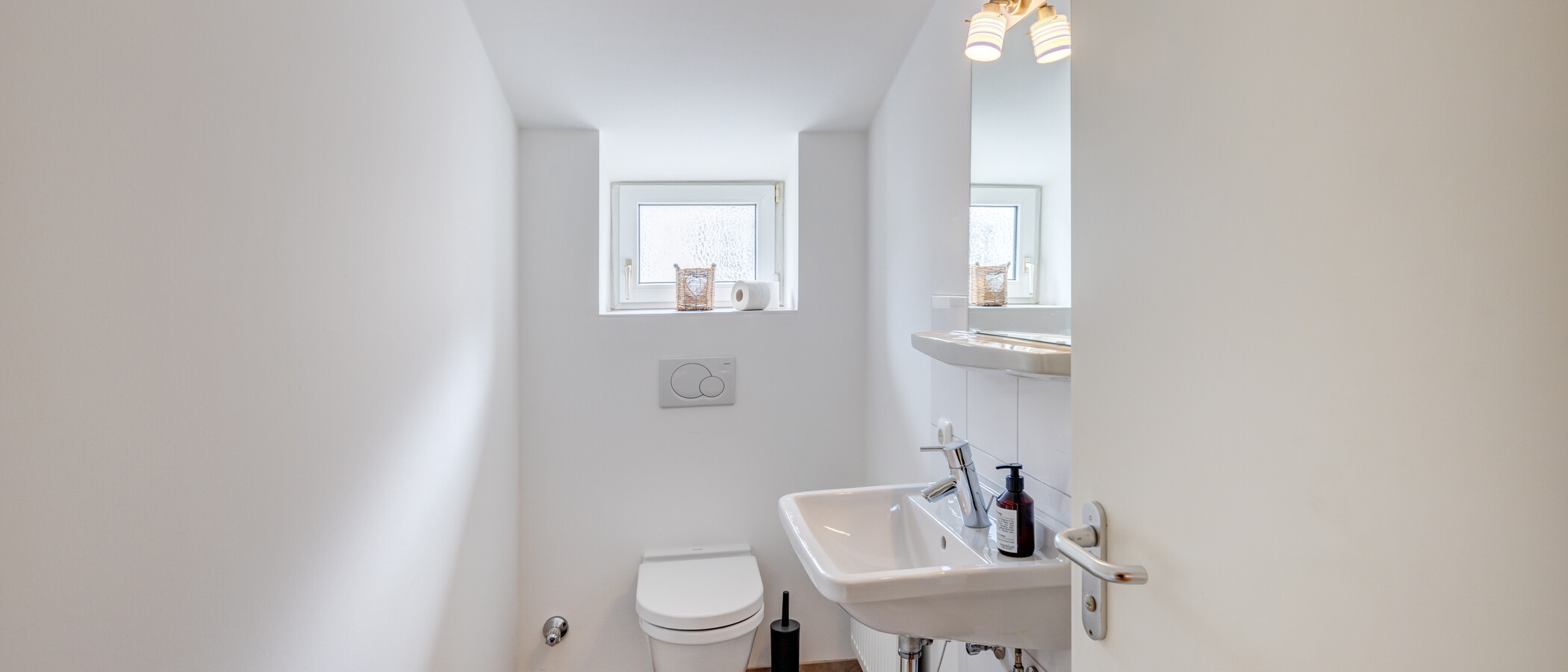 attic apartment München Ludwigsvorstadt 01 guest toilet 14609