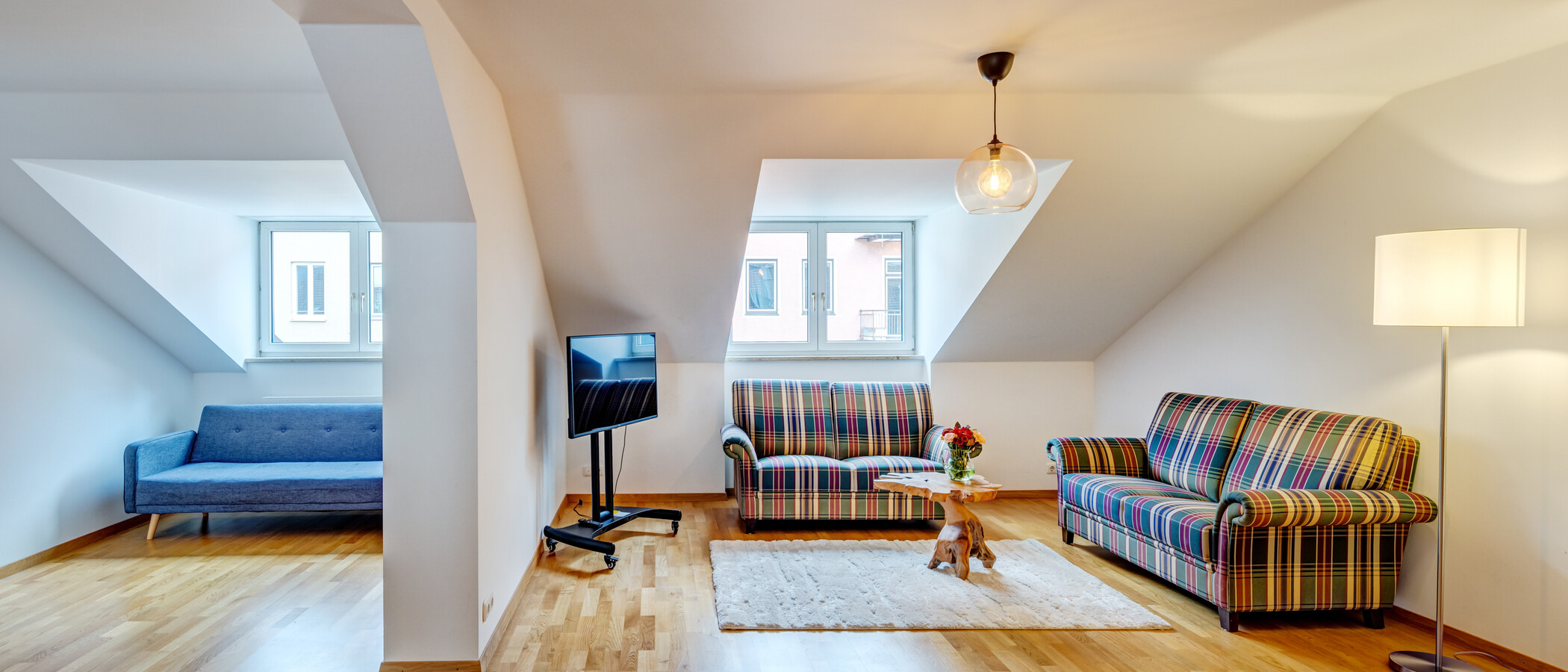 attic apartment München Ludwigsvorstadt 01 living area 14609