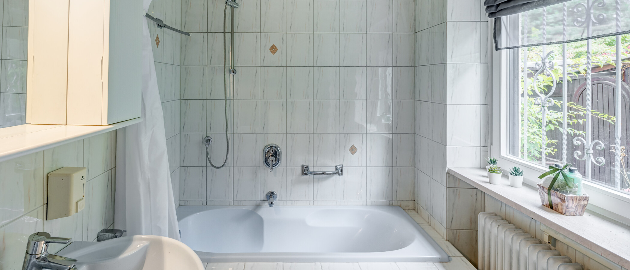 apartment with garden 	 München Hadern 01 bathroom 14610