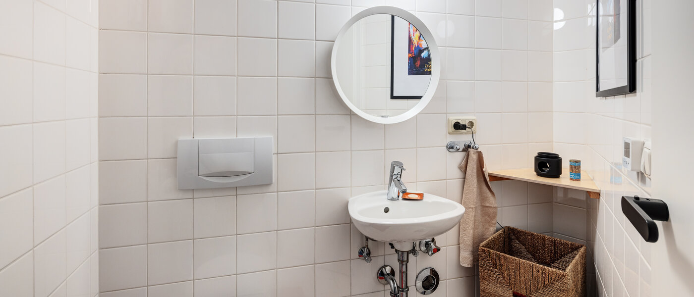 apartment München Harlaching 01 separate toilet 14629