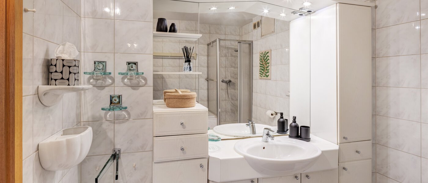 apartment München Bogenhausen 01 bathroom 14639