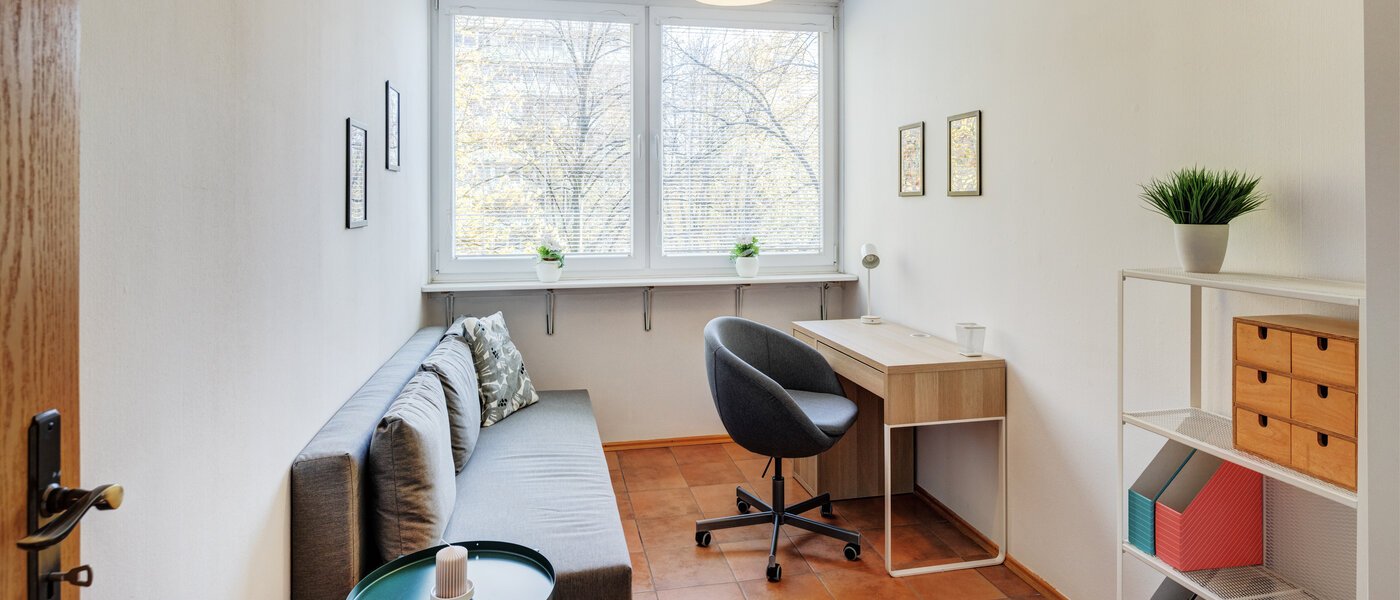 apartment München Bogenhausen 01 Workspace/Guestroom 14639