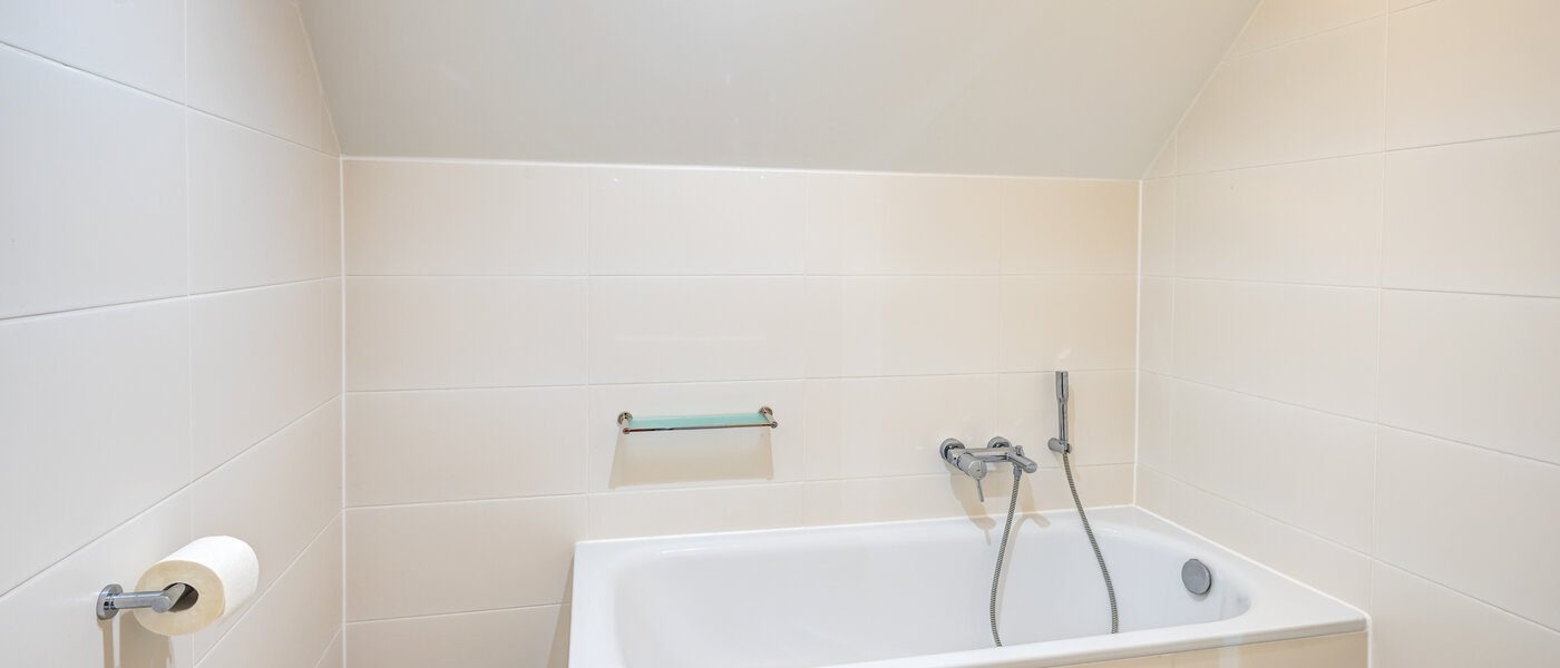 attic apartment Neufahrn b. Freising 02 1. bathroom 14650
