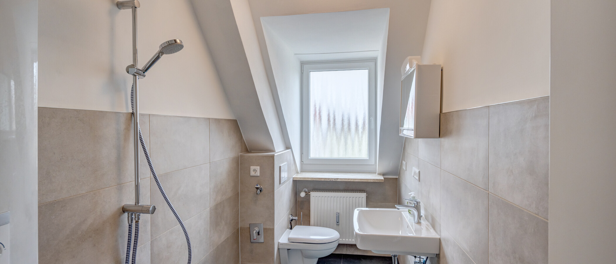 attic apartment München Untergiesing 01 bathroom 14653