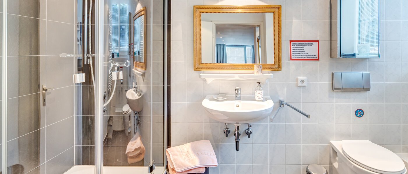 apartment München Herzogpark 02 bathroom 14656