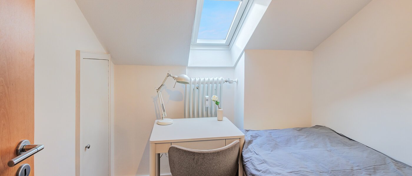 attic apartment Dachau 01 2. bedroom 14669