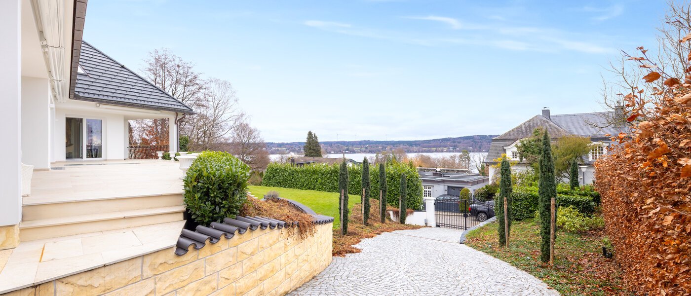 villa Starnberg 01 Driveway 14680