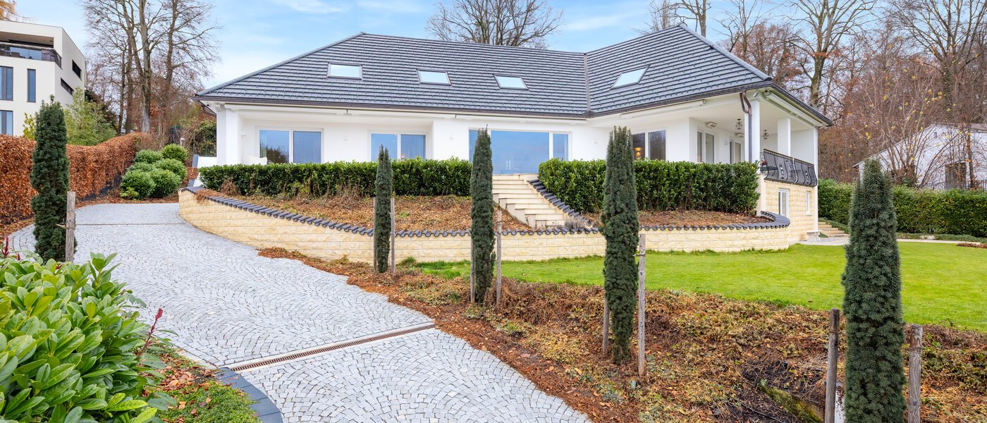 villa Starnberg 02 Driveway 14680