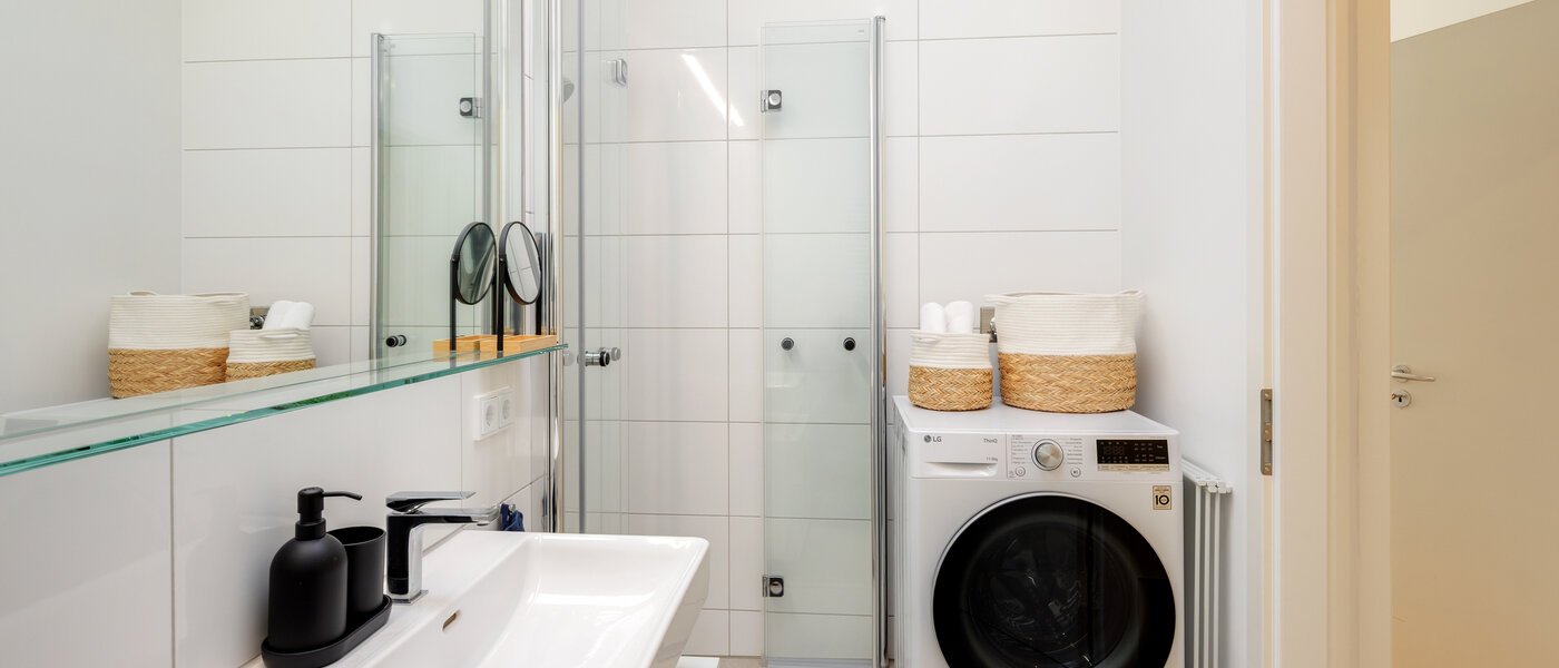 attic apartment München Neuhausen 02 bathroom 14695