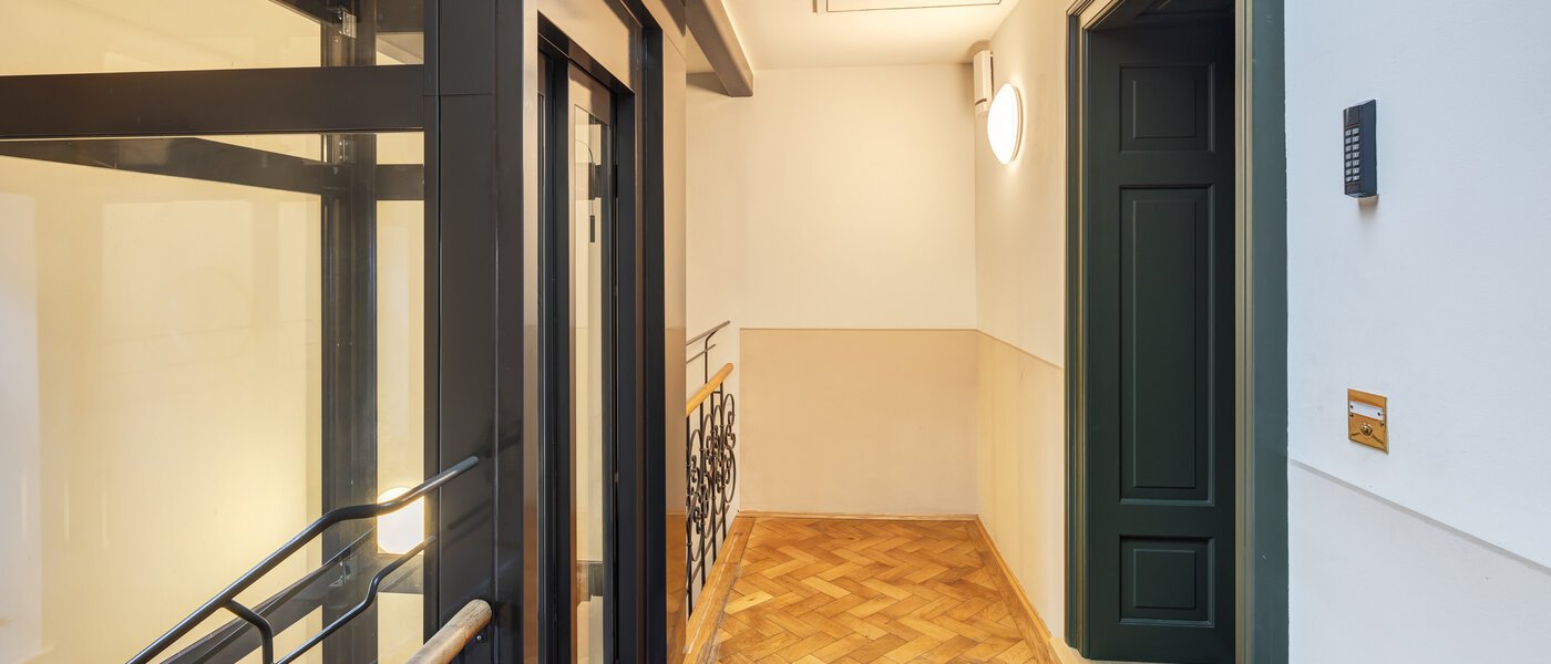 attic apartment München Neuhausen 02 staircase 14709