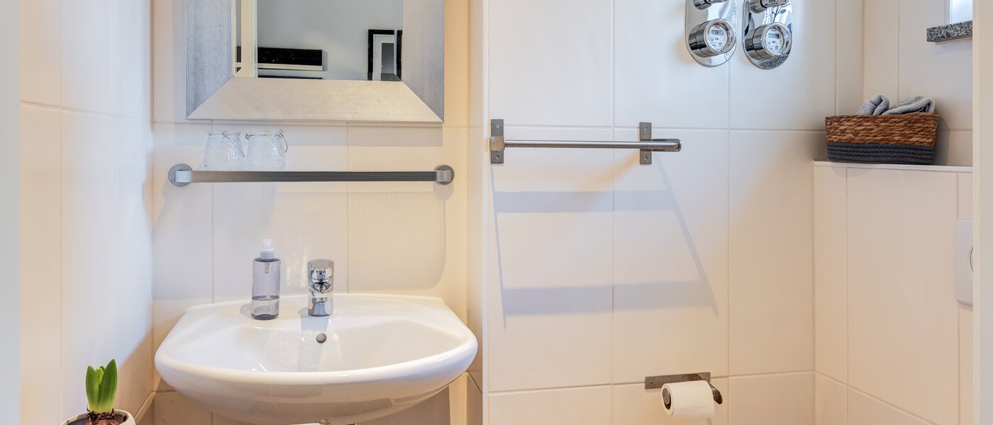 corner townhouse München Untermenzing 01 guest toilet 14723