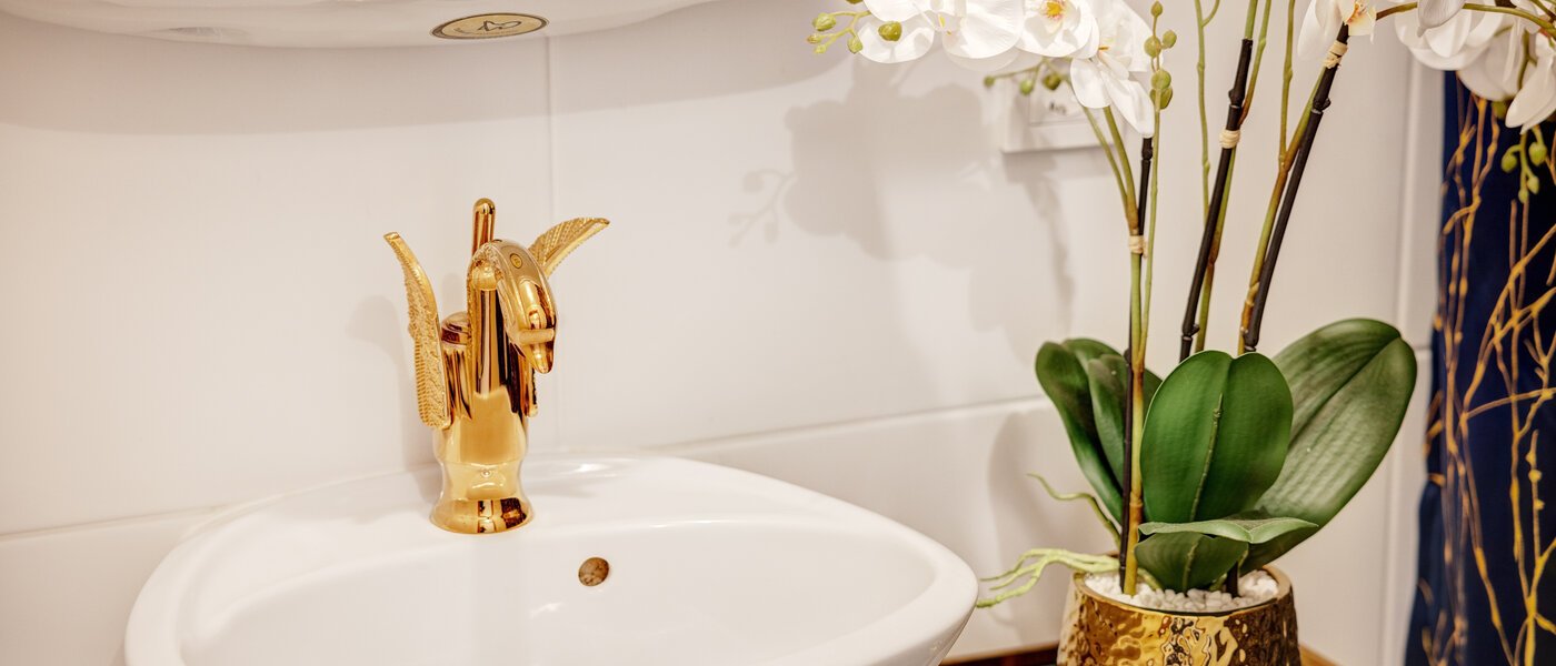 apartment with garden 	 München Solln 01 guest toilet 14725