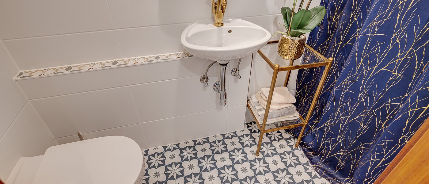 apartment with garden 	 München Solln 03 guest toilet 14725