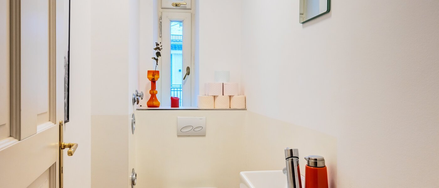 maisonette München Schwabing-West 01 guest toilet 14766