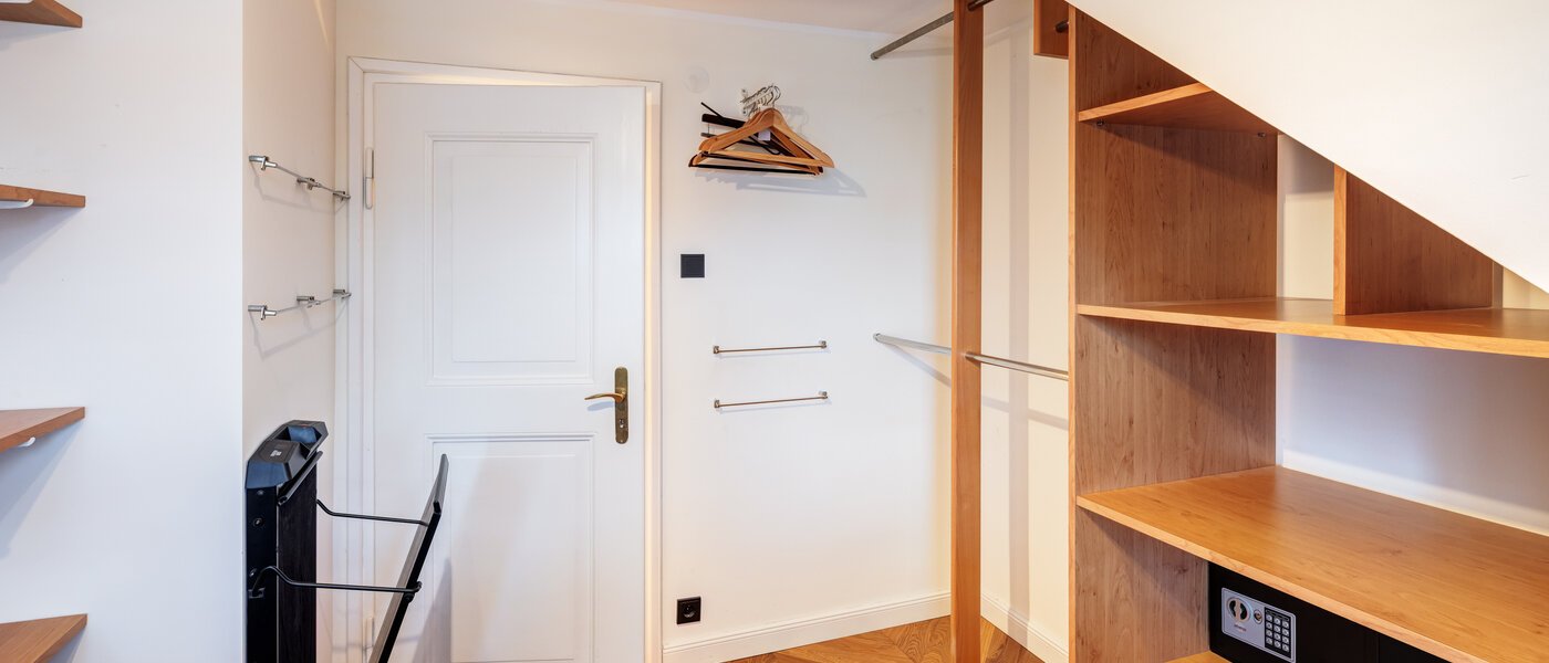 townhouse München Schwabing 02 Walk-in closet 14779