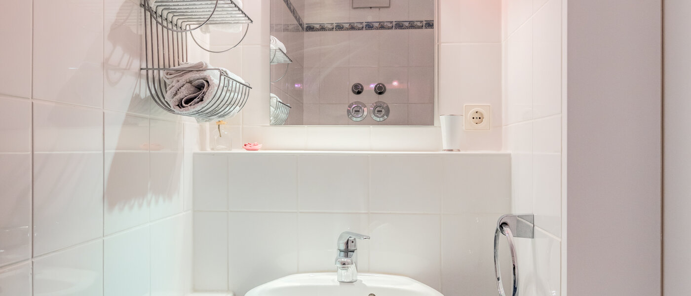 apartment München Solln 01 guest toilet 14788