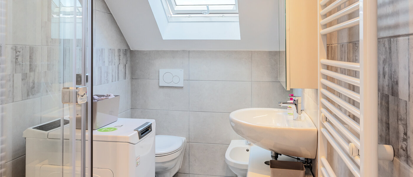 attic apartment München Trudering 01 bathroom 14792