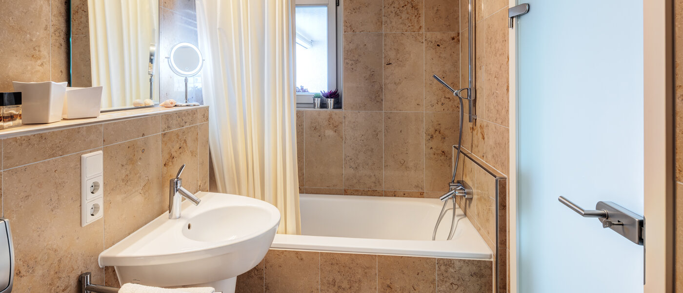 attic apartment München Ludwigsvorstadt 01 bathroom 14803