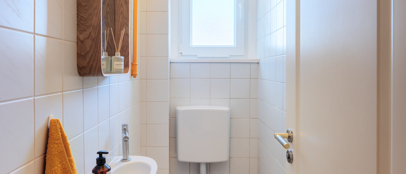 apartment München Milbertshofen 01 separate toilet 14806