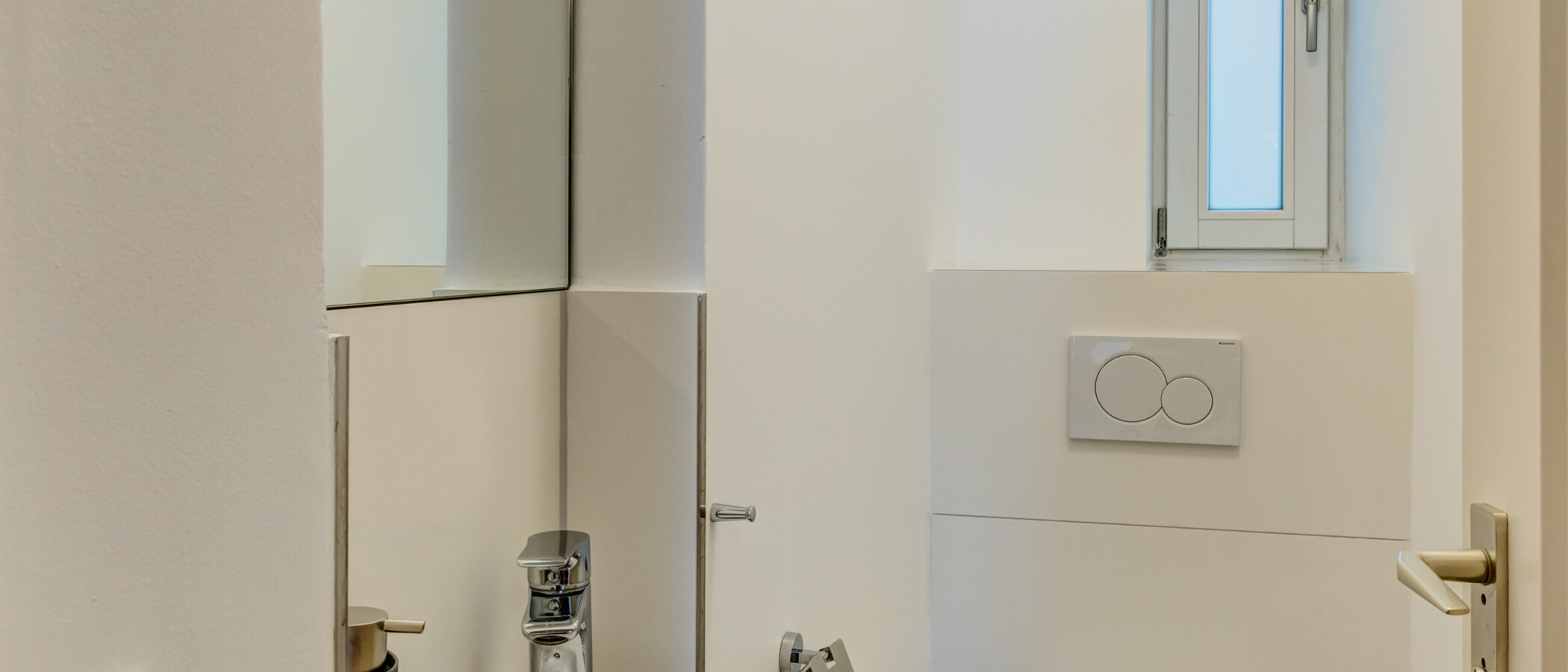 apartment München Glockenbachviertel 01 separate toilet 14833