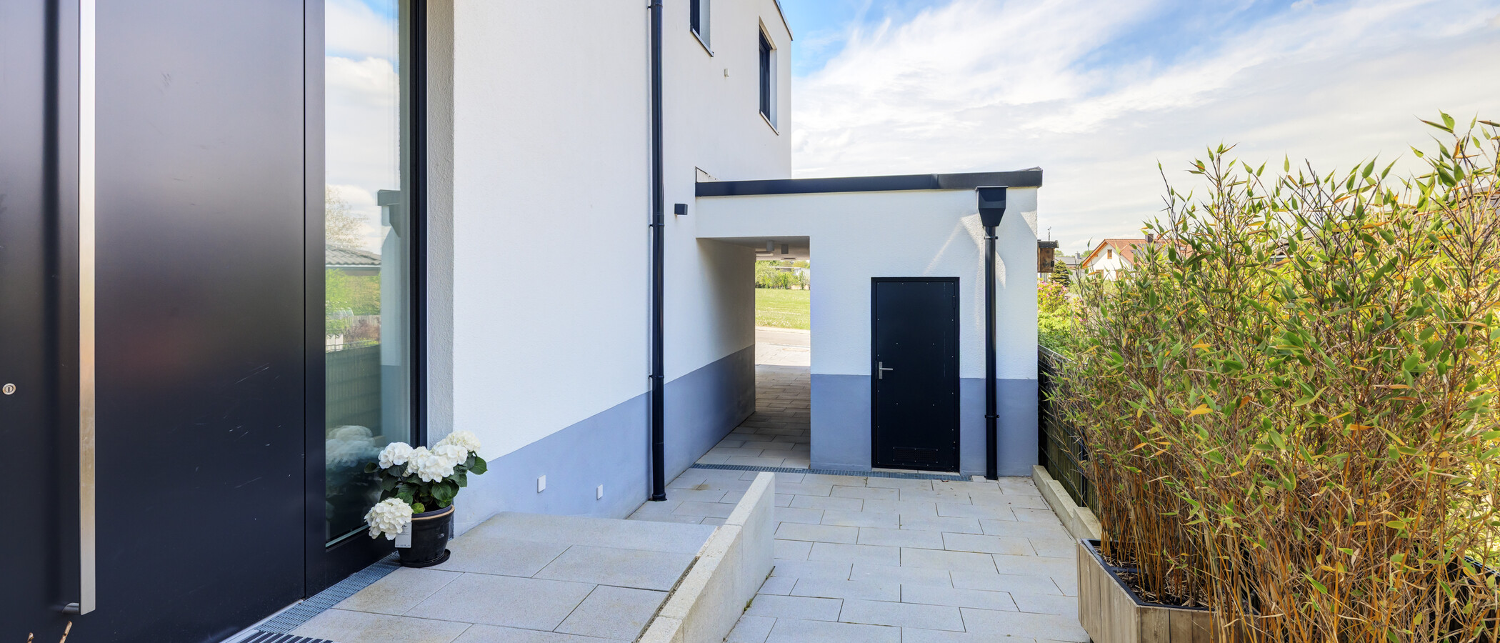 detached house Fahrenzhausen 01 access way 14846