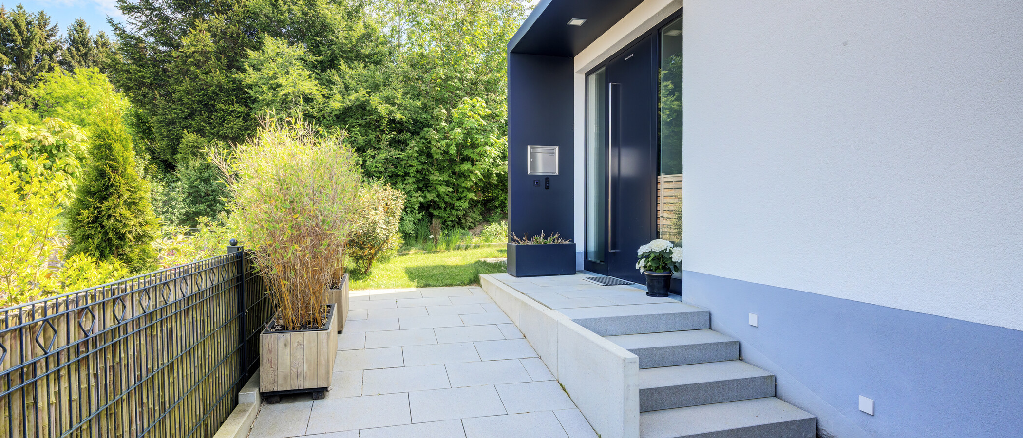 detached house Fahrenzhausen 02 access way 14846