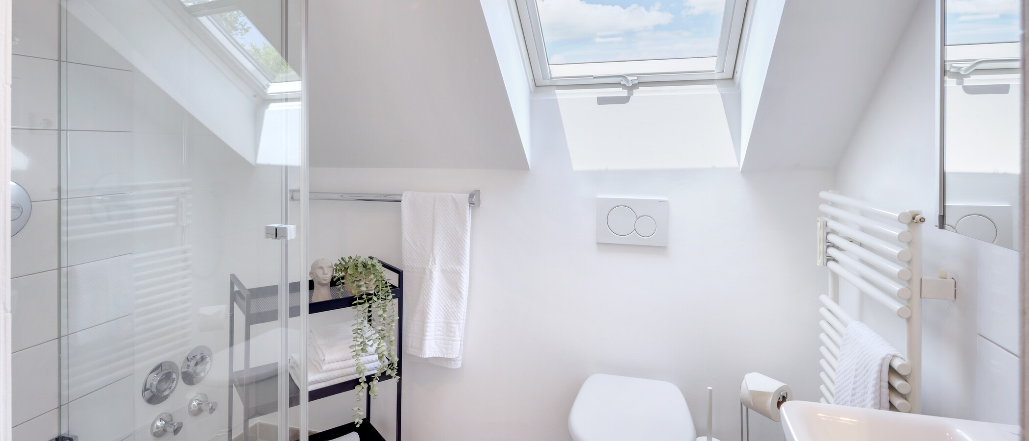 attic apartment München Daglfing 01 bathroom 14852