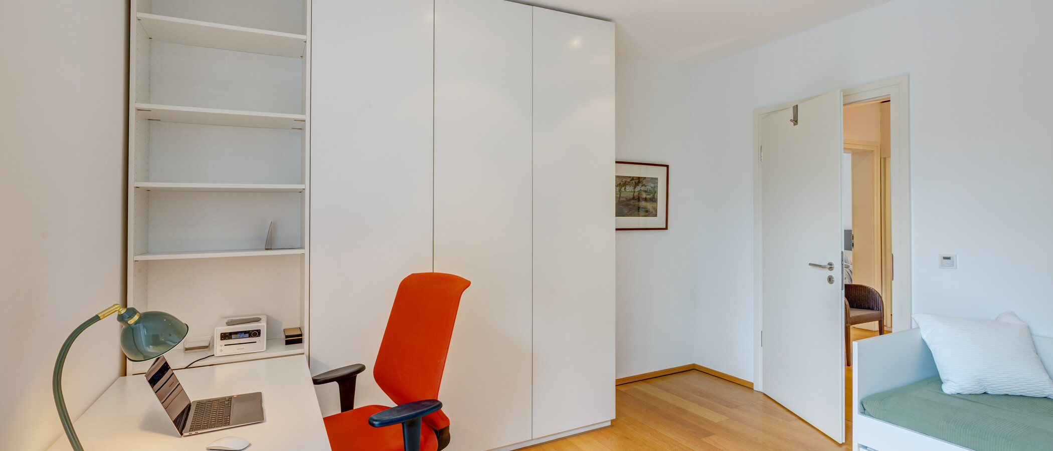 apartment München Bogenhausen 01 Workspace/Guestroom 14869